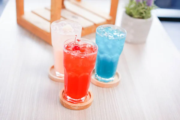 Bebida Fria Refrescante Verão Gelo Bebida Verão Colorida Vidro Alto — Fotografia de Stock