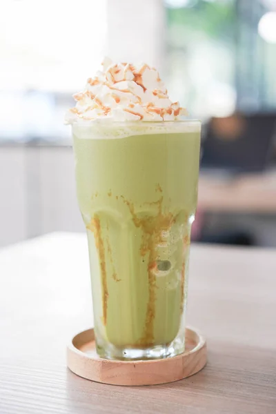 绿茶冰沙与红豆和鞭打奶油在上面红豆 配香草冰淇淋或鞭笞奶油的甜马沙是著名的咖啡店菜单 — 图库照片