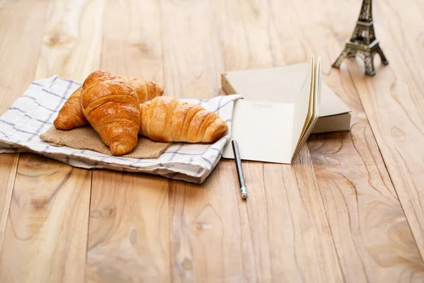 Two Croissants Plate Croissant Buttery Flaky French Pastry Bread Uses — Stock Photo, Image