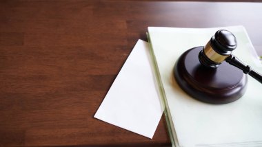 Mahkemede avukat ya da hakim çekici. Açık arttırmanın çekici kur masasında. Hukuk konusu.