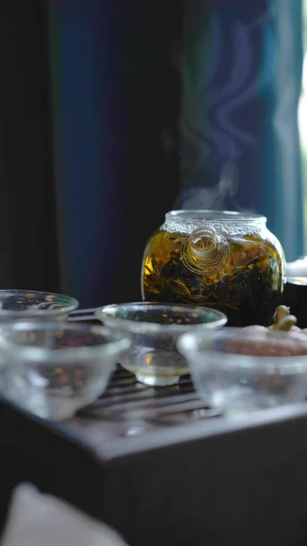 Bandeja Conjunto Chá Tradicional Com Panela Transparente Moderna Xícara Pequena — Fotografia de Stock