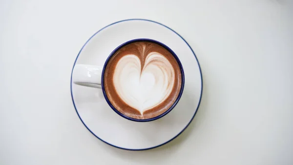 Latte Art Heißer Kaffee Mit Tulpenmilch Latte Art Auf Weißem — Stockfoto