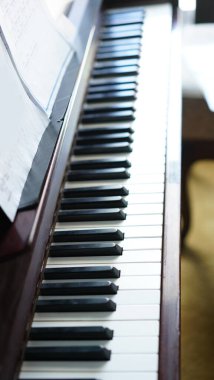 Klasik müzik için akustik dik piyano ve eğlence için şarkı çalmak. Orkestra için klasik müzik aleti.