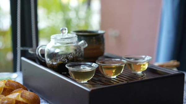 Bandeja Conjunto Chá Tradicional Com Panela Transparente Moderna Xícara Pequena — Fotografia de Stock