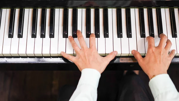 Adult Woman Plays Electronic Piano Note Sheet Professional Pianist Showing — ストック写真