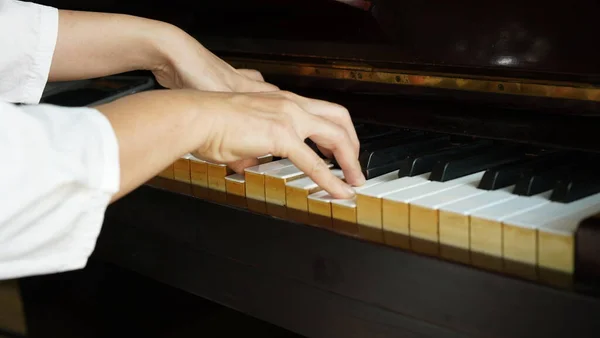 Professional Pianist Plays Upright Acoustic Piano Adult Woman Plays Electronic — Stock Fotó