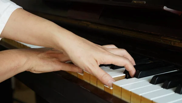 Professional Pianist Plays Upright Acoustic Piano Adult Woman Plays Electronic — Stockfoto
