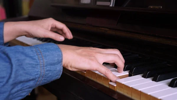 Pianiste Professionnel Joue Piano Acoustique Droit Femme Adulte Joue Piano — Photo