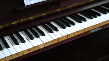 Klasik müzik için akustik dik piyano ve eğlence için şarkı çalmak. Orkestra için klasik müzik aleti.