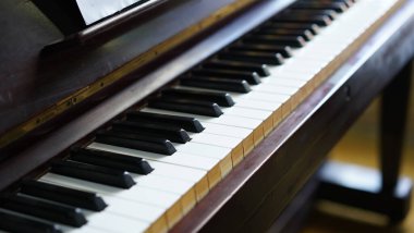 Klasik müzik için akustik dik piyano ve eğlence için şarkı çalmak. Orkestra için klasik müzik aleti.