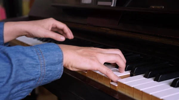 Professional Pianist Plays Upright Acoustic Piano Adult Woman Plays Electronic — ストック写真