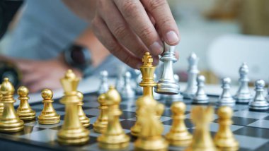 Satranç, düşünce ve strateji planlamasını geliştirmek için oynanan bir masa oyunudur. Altın ve gümüş satranç oynamak için gemide. Satrancı tutan.