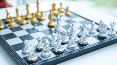 Satranç, düşünce ve strateji planlamasını geliştirmek için oynanan bir masa oyunudur. Altın ve gümüş satranç oynamak için gemide.