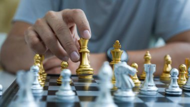 Satranç, düşünce ve strateji planlamasını geliştirmek için oynanan bir masa oyunudur. Altın ve gümüş satranç oynamak için gemide. Satrancı tutan.