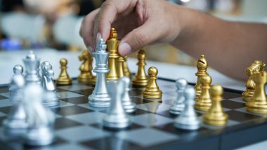 Satranç, düşünce ve strateji planlamasını geliştirmek için oynanan bir masa oyunudur. Altın ve gümüş satranç oynamak için gemide.