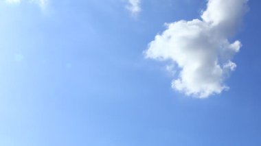 Açık mavi gökyüzü ve beyaz bulutların zamanı. Doğa kavramı olarak açık mavi gökyüzünde güzel beyaz bulut. İyi bir yaz mevsimi için açık hava. Temiz hava esintisi.