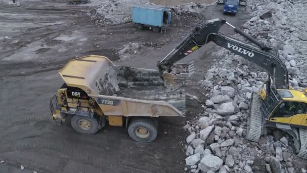 Letecký Pohled Traktor Zatížení Kameny Skládku Kamionu — Stock video