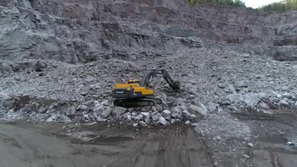 沃尔沃黄色挖掘机在花岗岩采石场工作 牵引车破石沉舟的空中景象 — 图库视频影像