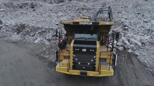 Trator Carrega Pedras Lagarta Caminhão Basculante — Vídeo de Stock