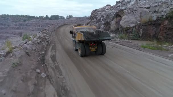 Luchtfoto Van Doorgang Van Een Dump Truck Een Carrièreweg — Stockvideo