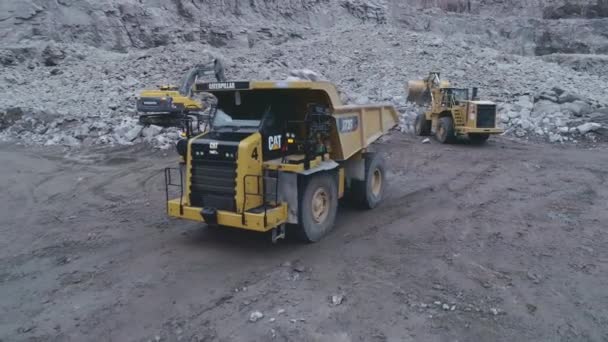 Carregador Lagarta Escavadeira Volvo Carrega Caminhão Basculante Caterpillar Com Pedras — Vídeo de Stock