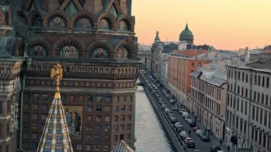 Kurtarıcı 'nın yanından dökülen kan üzerinde Griboyedov kanalının Saint-Petersburg hava görüntüsü. Şarkıcının evi ve ufuktaki Kazan Katedrali. Rusya.