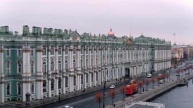 Saint Petersburg şehir manzarası Hermitage İmparatorluk Sarayı heykel cephesi, Ana Deniz Kuvvetleri, St. Isaac Katedrali. Yol trafiği. İnsanlar karşıdan karşıya geçiyor. Şehir yaşamı Rusya. Gezinti