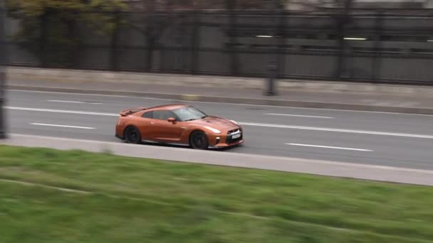 Samochodem Sportowym Nissan Gtr Jedzie Szybko Ulicami Miasta Widok Lotu — Wideo stockowe