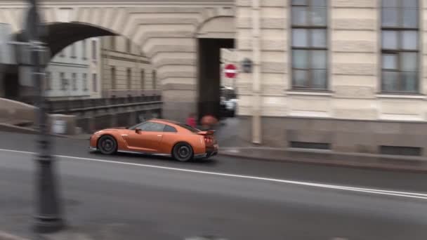 Sport Coche Coupé Conducir Rápido Calle Ciudad Rusia San Petersburgo — Vídeo de stock