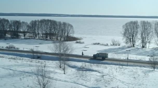 Un viejo camión ruso conduce por el camino de la nieve. Hermoso paisaje de invierno. — Vídeos de Stock