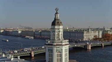 Neva nehri ve saray köprüsü. Şehir güvertesi. Saint Petersburg Rusya şehir merkezinin insansız hava aracı görüntüleri.