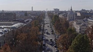 Vasilievsky Adası 'nın Bolshoy Prospect' ine insansız hava aracı atışı. Şehir trafiği. Saint Petersburg Rusya 