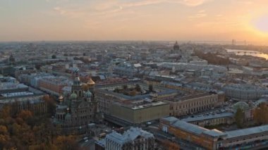 Saint Petersburg 'un sinematik manzarası. Gün batımında Kanlı Kurtarıcı Kilisesi. 