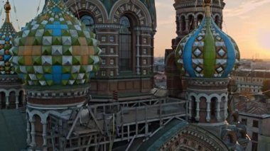 Saint Petersburg 'da dökülen kanla ilgili kilisenin yakın çekim görüntüsü. Güzel kubbeler ve altın kilise gün batımında kesişir.