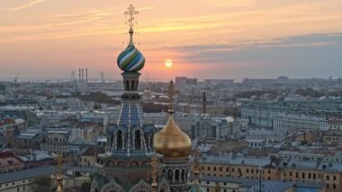 St. Petersburg 'un tarihi merkezinde dökülen kanla ilgili kilisenin insansız hava aracı görüntüsü. Deniz Kuvvetleri ve günbatımı ufukta.