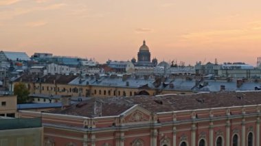 Saint Petersburg 'un çatıları. Saint Isaac Katedrali 'nin günbatımı gökyüzündeki insansız hava aracı görüntüleri. Yaz zamanı, beyaz geceler.