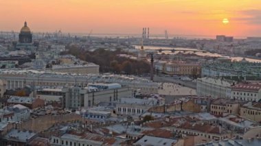Saint Petersburg 'un şehir manzarası. Gün batımında şehrin insansız hava aracı manzarası. Saray Meydanı ve Kış Sarayı