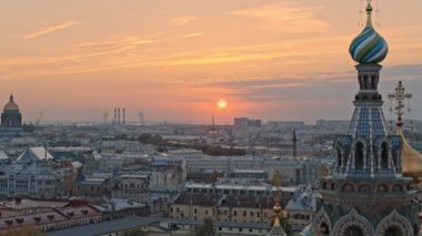 Saint Petersburg 'un merkezinin insansız hava aracı görüntüsü. Batan güneşte dökülen kanda kurtarıcının kubbesi. 4K yüksek kalite.