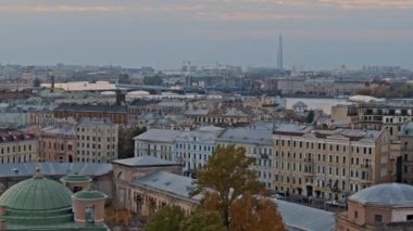 Saint Petersburg şehri ve Neva nehrinin çatı manzarası. Lahta merkez ufukta