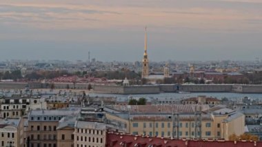 Gün batımında Saint Petersburg şehrinin hava manzarası. Peter ve Paul 'un kalesi Altın Kule rüzgar gülü meleği. Turist gemileri Neva nehrinde yelken açıyor..