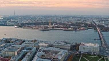 Gün batımında Saint Petersburg şehrinin hava manzarası. Peter ve Paul 'un kalesi Altın Kule rüzgar gülü meleği. Turist gemileri Neva nehrinde yelken açıyor..