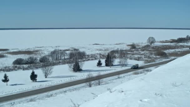 Voertuig Rijden Besneeuwde Ijsweg Winter Drone Beelden Van Auto Bewegen — Stockvideo