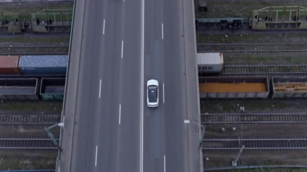 Demiryolu Üzerindeki Köprüde Giden Beyaz Arabanın Üst Görüntüsü Hight Drone — Stok video