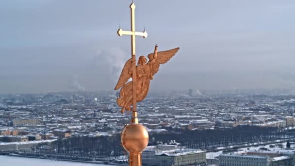 Close up of gold angel on spire Peter and Paul fortress — Video Stock