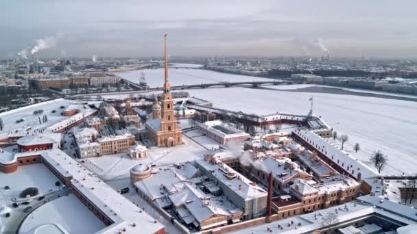 Winter city landscape with Peter and Paul fortress and Neva river. Drone shot. — стоковое видео