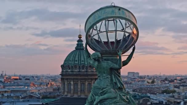 Widok z lotu ptaka na Sankt Petersburg. Kopuła domu Zinger na zachodzie słońca — Wideo stockowe