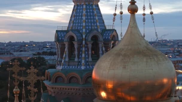 Primo piano della cupola della chiesa. Drone shot San Pietroburgo Russia — Video Stock