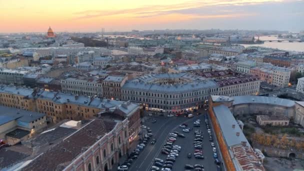 Tető tetejére néző központjában Szentpétervár város napnyugtakor. Palota tér — Stock videók