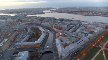 İnsansız hava aracı Saint Petersburg şehrinin tarihi merkezine bakıyor..