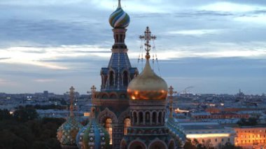 Gündoğumu Kilisesi ve Kubbesi. Saint Petersburg 'un eski şehir manzarası.. 